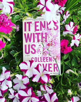 کتاب It Ends with Us رمان انگلیسی ما تمامش می کنیم اثر کالین هوور Colleen Hoover از فروشگاه کتاب سارانگ